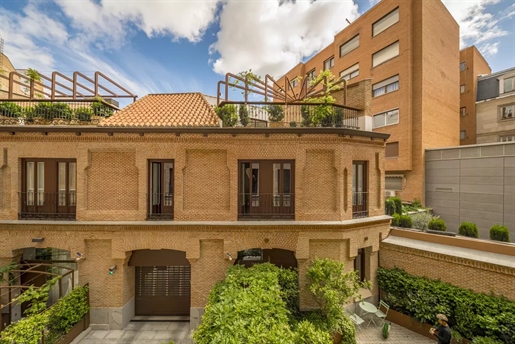 Luxury with Gym and Swimming Pool in Calle Génova, Almagro