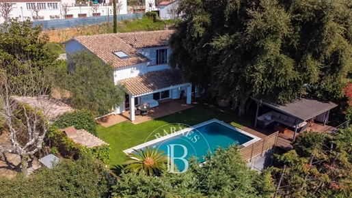 Excelente casa de 5 dormitorios con jardín y piscina en venta en el centro de Sant Vicenç de Montalt