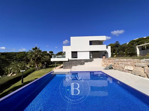 Amplia casa de estilo moderno con vistas al mar en venta en la prestigiosa urbanización de Can Quirz