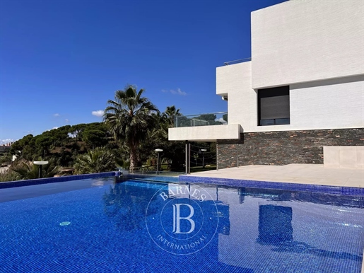 Spacious modern style house with sea views for sale in the prestigious urbanization of Can Quirze, M