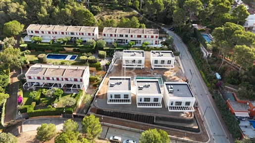 Ontwikkeling van vijf fantastische villa's in moderne stijl op loopafstand van het strand in Llafran