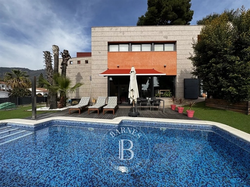 Красивый отдельный дом с бассейном в 20 минутах езды от Барселоны