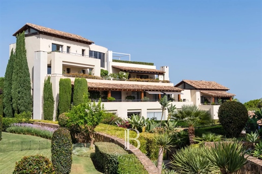Magnífico Apartamento Idealmente Situado Con Vistas Al Mar En Marbella, Milla De Oro