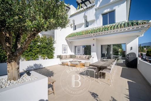 Magnificent Townhouse Close To Aloha Golf Club In Nueva Andalucía