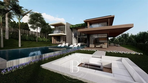Solar con licencia para una espléndida villa con piscina