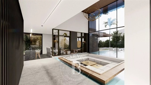 Solar con licencia para una espléndida villa con piscina