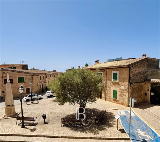 Großes Stadthaus mit Garage zu renovieren