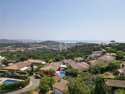 Spacious villa on the coast of Costa Brava in the colourful town of Sant Feliu de Guixols.