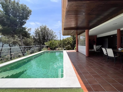 Casa independiente en plena naturaleza y vistas a la montaña a la venta en Argentona, Barcelona