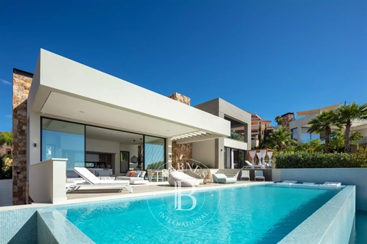 Sumptuous Contemporary Villa With Panoramic Views