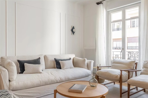 Gloednieuw gerenoveerd appartement te koop in Chamberí