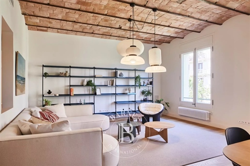 Recently renovated corner apartment in Eixample