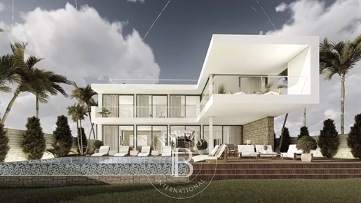 Nieuwe luxe villa met zwembad en uitzicht op zee