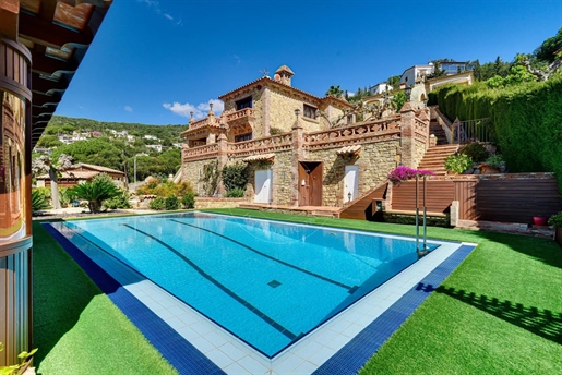 Indrukwekkende villa met veel karakter en spectaculair panoramisch uitzicht in Calonge, Costa Brava.