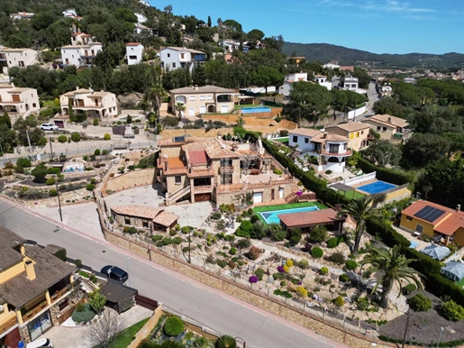 Impresionante villa con mucho carácter y espectaculares vistas panorámicas en Calonge, Costa Brava.