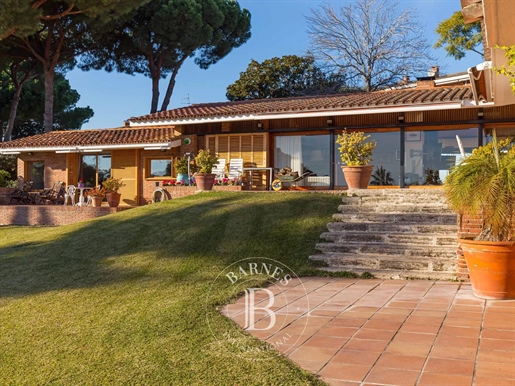 House with sea views for sale a few meters from the golf course in Sant Andreu de Llavaneres.