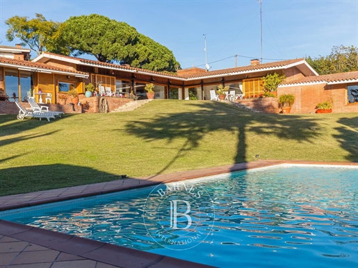 House with sea views for sale a few meters from the golf course in Sant Andreu de Llavaneres.