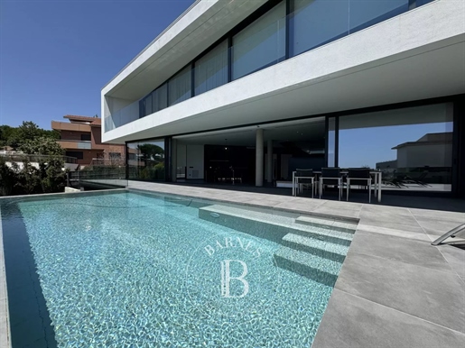 Modern house with pool and sea views, only 25 minutes from Barcelona.