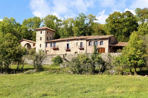 A spectacular farmhouse with breathtaking views and rich cultural heritage