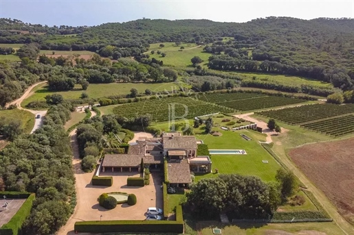 Spectacular contemporary farmhouse with vineyards in the Baix Empordà, just a few minutes from the b