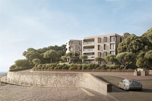 Spacieux appartement de première ligne avec vue panoramique et jardin privé sur la mer et à une minu