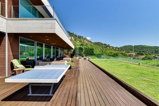 Spectaculaire villa aan zee op slechts enkele minuten lopen van het strand in Sant Feliu de Guíxols,