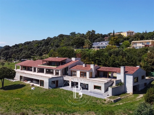 Maison exclusive avec 4.000 m² construits et 11.000 m² de jardin à vendre à Sant Andreu de Llavanere