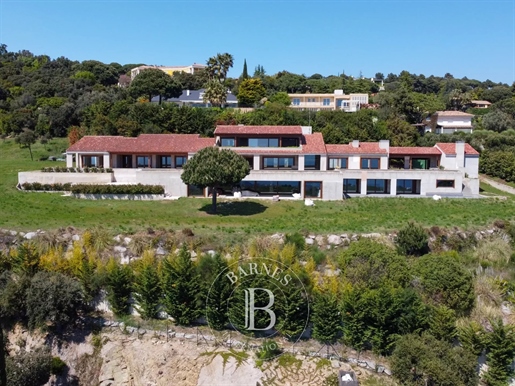 Exclusiva casa con 4.000 m² construidos y 11.000 m² de jardín en venta en Sant Andreu de Llavaneres
