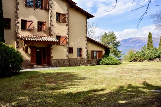 Mountain chalet in Sant Joan de les Abadesses, Ripollès, with views of the Pyrenees