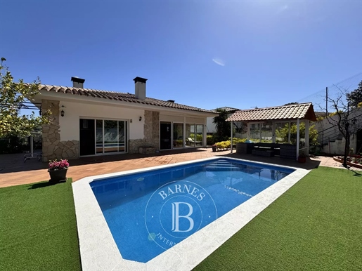 Casa con piscina en el centro de Argentona, a 30 minutos de Barcelona