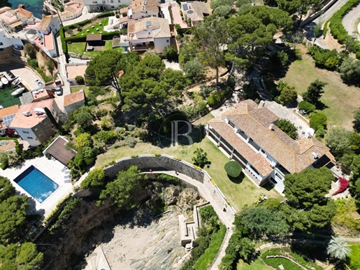 Unieke en spectaculaire villa aan zee in de prestigieuze wijk Aiguablava, Begur, Costa Brava.