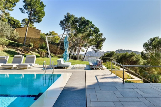 Fantastique villa avec vues spectaculaires sur la mer sur un terrain de 2400 m² à vendre à Aiguablav