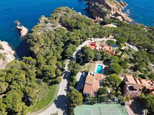Fantastic villa in Tamariu with sea views on the Costa Brava