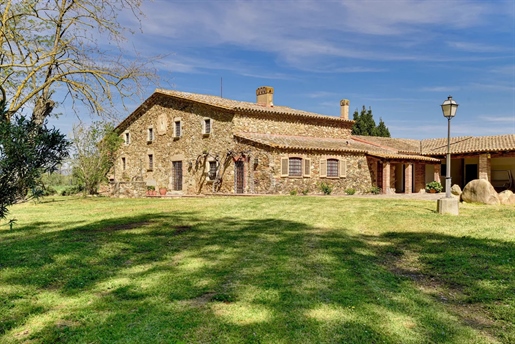 Traditionele boerderij in volledige privacy, omgeven door olijfgaarden in Girona, Costa Brava.