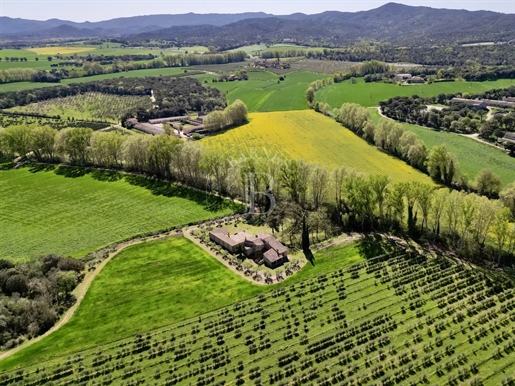 Traditionele boerderij in volledige privacy, omgeven door olijfgaarden in Girona, Costa Brava.
