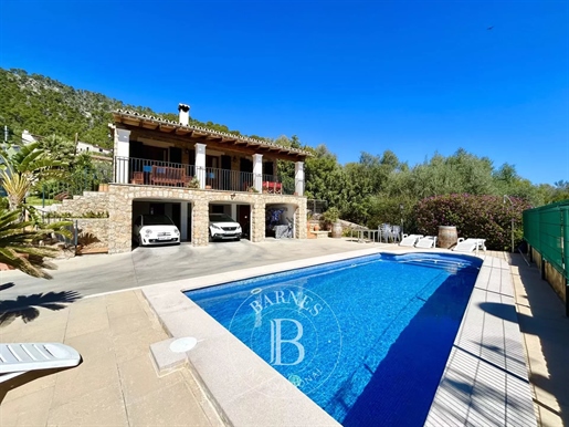 Beautiful villa in the village with pool and garage
