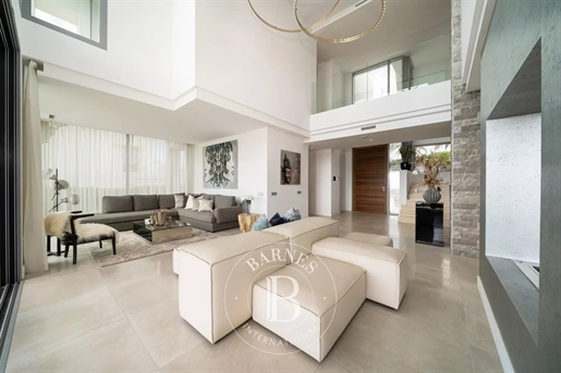 Sublime Design Villa At The Foot Of The Golf Courses Of Marbella Est