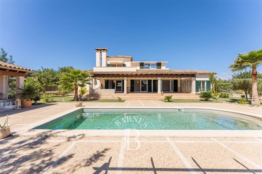 Fabulous villa with large plot and swimming pool