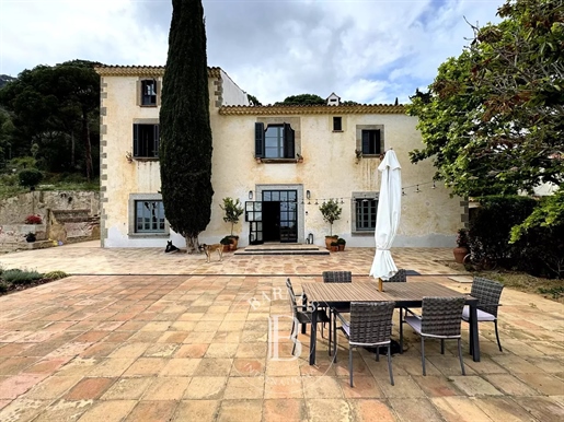 Masia de 1637 entièrement restaurée avec vue sur la mer, à seulement 20 minutes de Barcelone.