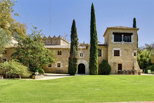 Exclusive historic farmhouse in Girona, just 40 minutes from the beaches of the Costa Brava.