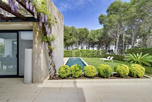 Fantastic modern villa with sea views and a few minutes walk from the beach, in the prestigious urba