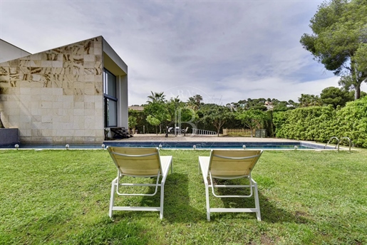 Fantastic modern villa with sea views and a few minutes walk from the beach, in the prestigious urba