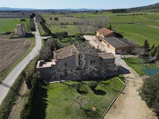 Contemporary farmhouse with excellent mountain and sea views, for sale in Baix Empordà, Girona