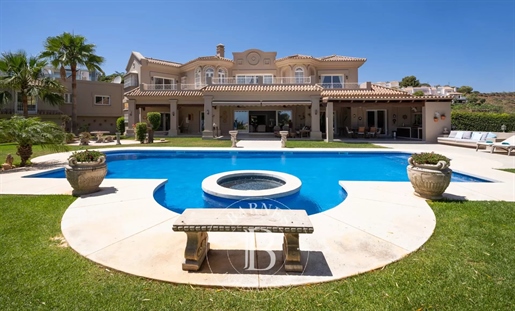 Suntuosa Villa Andaluz Con Vistas Panorámicas Al Golf Y Las Montañas En Estepona