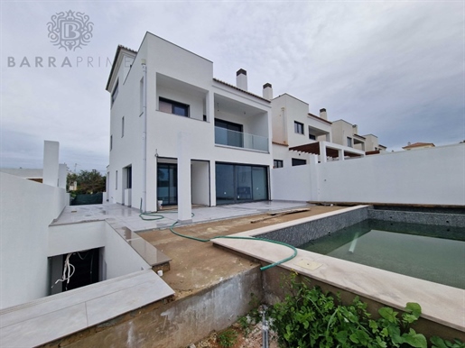 New 4 + 2 bedroom villa in the finishing phase in Gambelas
