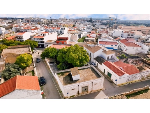 Villa in the heart of Loulé with garden and terrace - fantastic investment