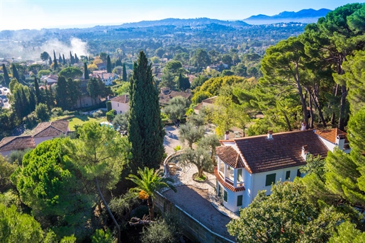 Mougins - Historic house to renovate or professional project