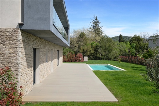 Mougins - New contemporary villa with swimming pool