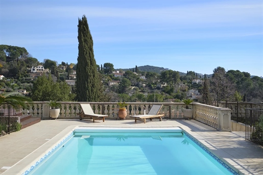 Mougins- Villa de estilo provenzal con vistas ininterrumpidas a las colinas
