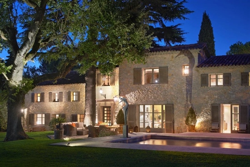 Mougins - Luxurious stone property in a closed domain